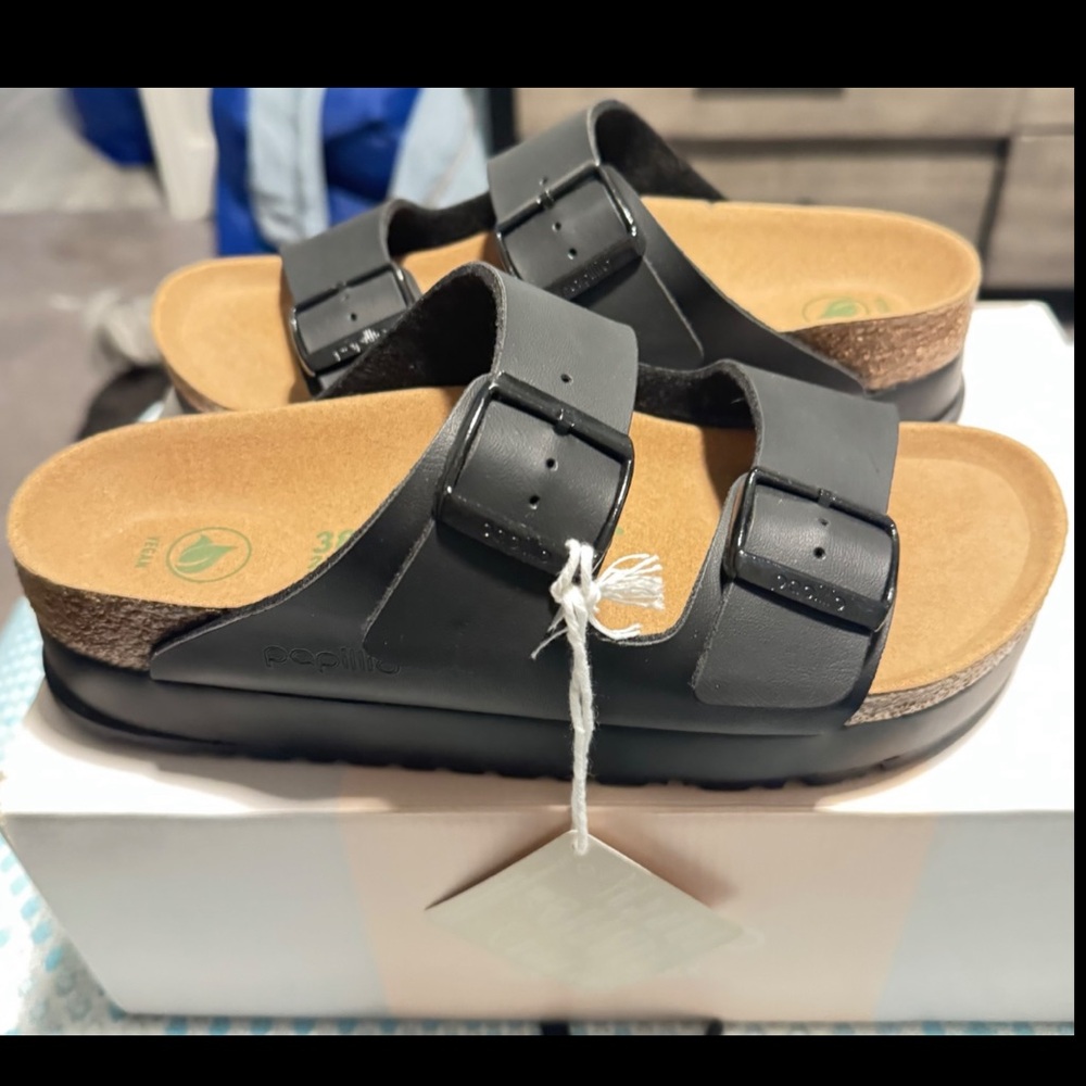 🛑 SOLD 🛑 BIRKENSTOCK
BLACK ARIZONA PAP FLEX PLATFORM
SIZE 38 - Picture 2 of 8